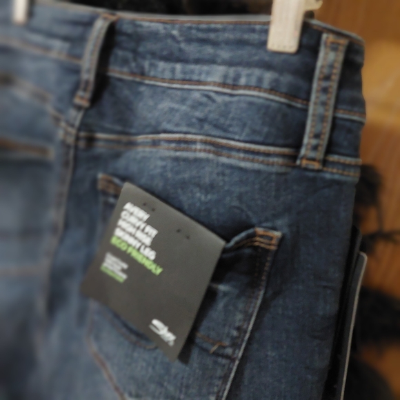 Silver Jeans NWT Dark Wash Denim Jeans 29 × 29 Avery Curvy Fit High